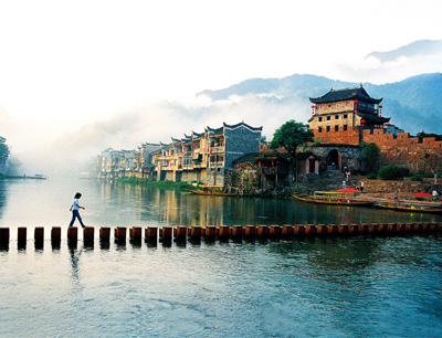 長(zhǎng)沙往返A(chǔ)9線：鳳凰古城、德夯苗寨、矮寨吊索橋品質(zhì)純玩兩日游